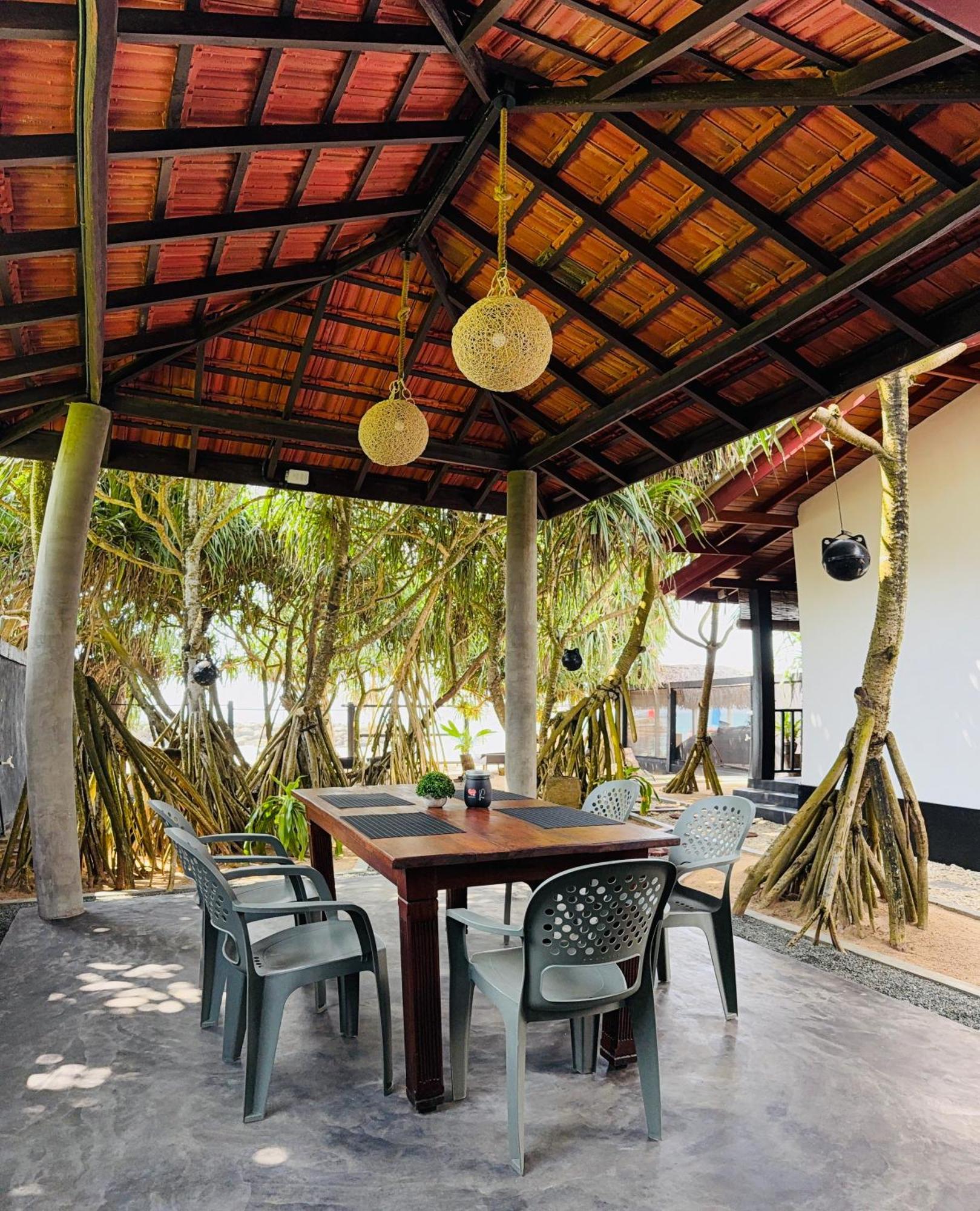 Sea Shell Villa Hikkaduwa 2 Separate Cabanas Ocean Front Villa מראה חיצוני תמונה
